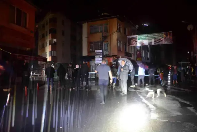 Karabük Yenice'yi su bastı: Ekmek teknesini kurtarmak isteyen esnaf seferber oldu