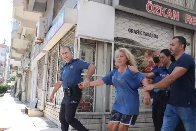 Balkondan eşyalarını atan kadının evine polis çilingir çağırarak girdi