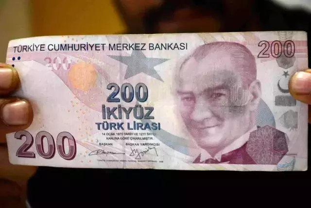 ATM'ye para yatıran bakkal, geri gelen banknotu görünce gözlerine inanamadı! Şimdi herkes peşinde
