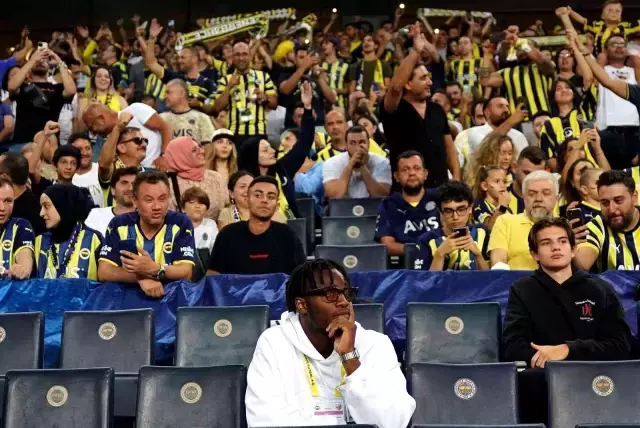 Batshuayi, Kadıköy'de taraftarı selamladı