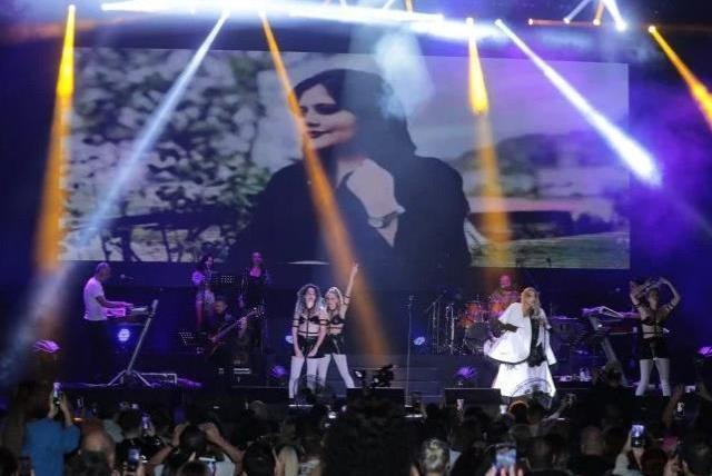 Hande Yener, öldürülen Mahsa Amini için önce saçını kesti sonra ağlayarak şarkı söyledi