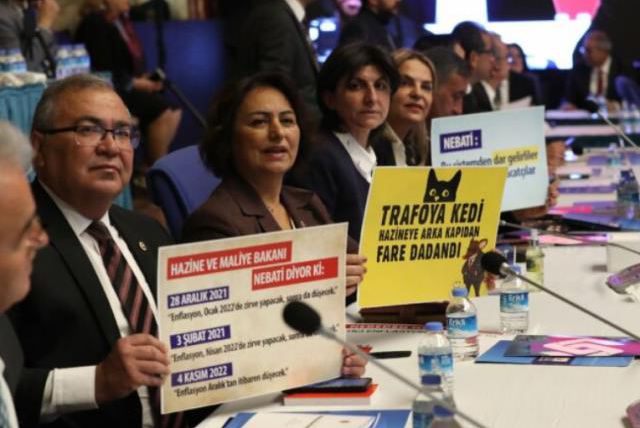 CHP'li vekiller Bakan Nebati'yi protestolarla karşıladı! Dövizlerde bugüne kadar yaptığı tüm açıklamalar yer aldı