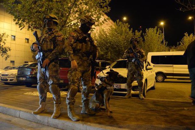 Uçağa binen yolcunun telefonda görüşürken kullandığı bir kelime polis ekiplerini harekete geçirdi