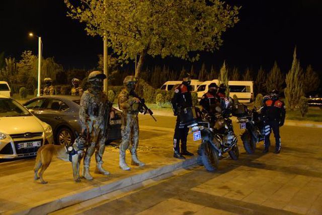 Uçağa binen yolcunun telefonda görüşürken kullandığı bir kelime polis ekiplerini harekete geçirdi