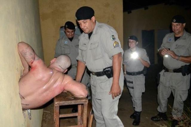 Acı çığlığa koşan gardiyanlar, manzarayı görünce gülme krizine girdi Acı çığlığa koşan gardiyanlar, manzarayı görünce gülme krizine girdi