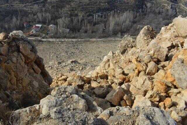 Deprem sonrası oluşan devasa yarıklar, afetin boyutunu gözler önüne serdi