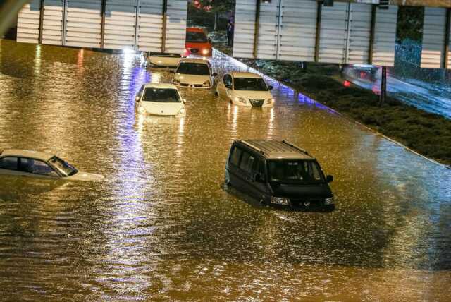 Ankara'da Otoyol Çöktü, Seyir Halindeki Otomobil Sulara Gömüldü