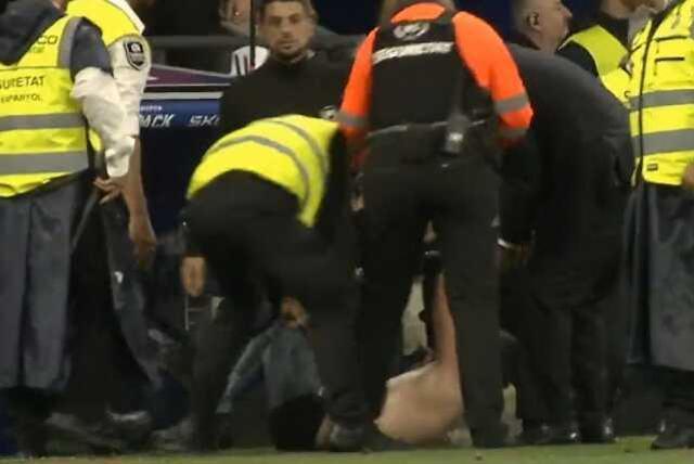 Saha bir anda savaş alanına döndü! Şampiyonluğu kutlayan Barcelonalı futbolcular canından olacaktı