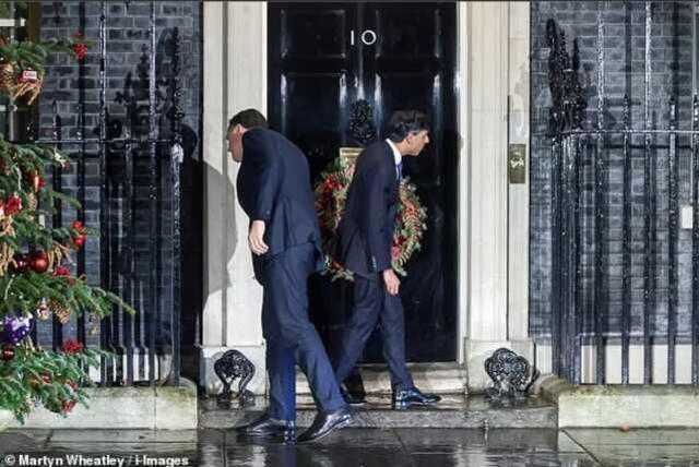 İngiltere Başbakanlık konutunun kapısı içeriden kilitlenince İngiltere Başbakanı ve Hollandalı mevkidaşı dışarıda kaldı