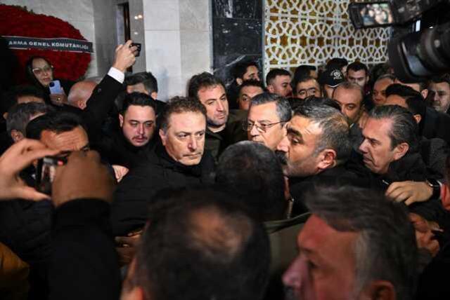 Özel'den şehit cenazesindeki provokasyonla ilgili açıklama: AK Parti'ye yakın isimler telefonla arayıp uyarmıştı