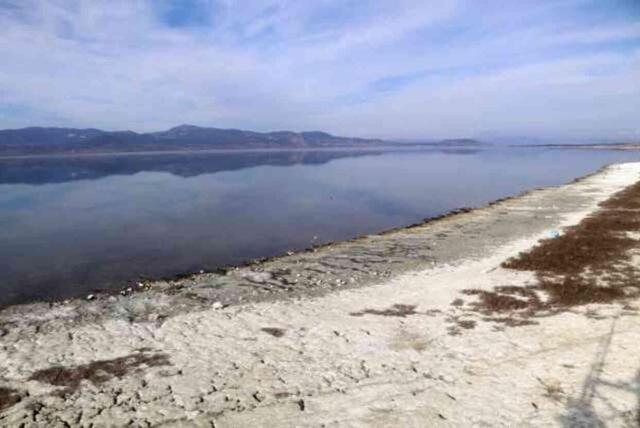 Burdur Gölü'nün yüzde 47'si yok oldu! Profesörden 'Susuzluk artık acı acı siren çalıyor' uyarısı