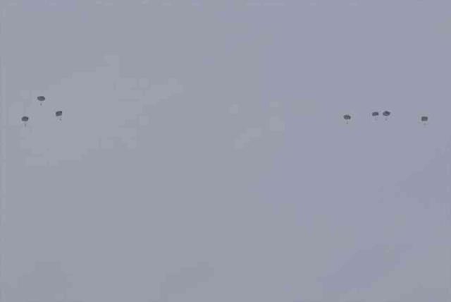 Ürdün'ün Gazze'ye indirdiği yardımlar denize düştü