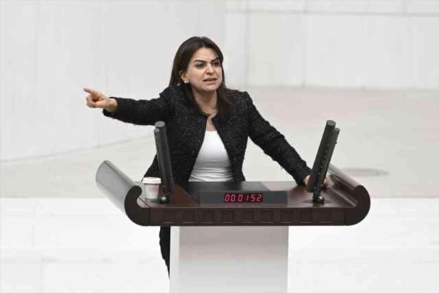 TBMM bir kez daha karıştı! Kürtçe dörtlük okuyan DEM Parti'li vekilin mikrofonu kapatıldı