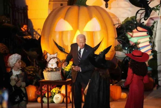ABD Başkanı Biden, Joe Biden Beyaz Saray'ın Cadılar Bayramı partisinde üç bebeği ısırdı