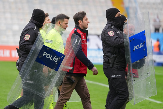 Görüntüler Türkiye'den: Tribünler karıştı, başkan taraftarların arasına daldı
