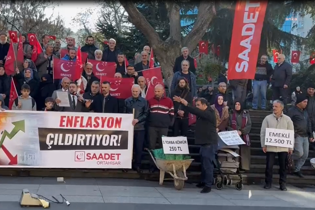 Saadet Partisi ekonomi politikalarını 23 yıl sonra yazar kasa atarak protesto etti
