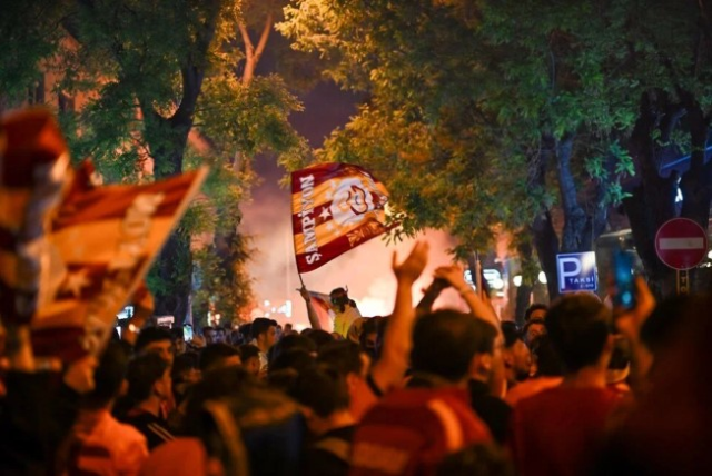 Taraftarlar sokaklardan taştı! Ülkenin birçok noktasında şampiyonluk kutlaması