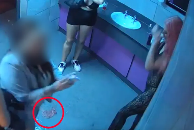 Gece kulübünde skandal: Ünlü fenomen, anne ve kızını tuvalette dövdü!