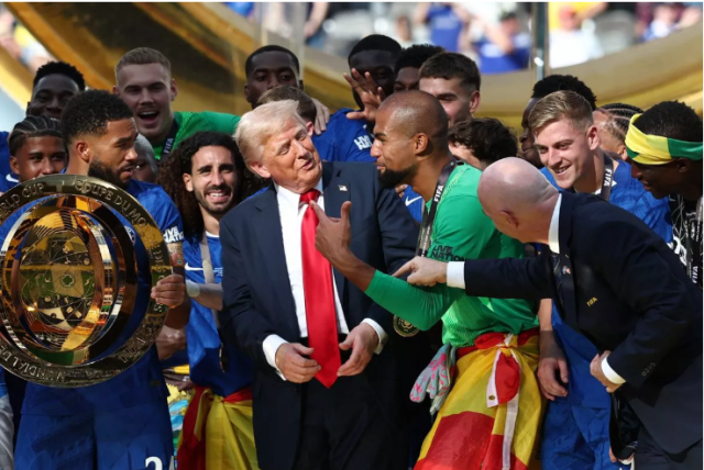 Trump, uyarılara rağmen sahneden inmedi; Futbolcular ile kupayı kaldırdı!