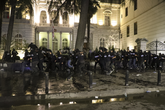Gürcistan'da yer yerinden oynuyor! Protestocular Cumhurbaşkanlığı Sarayı'nı ele geçirmeye çalıştı