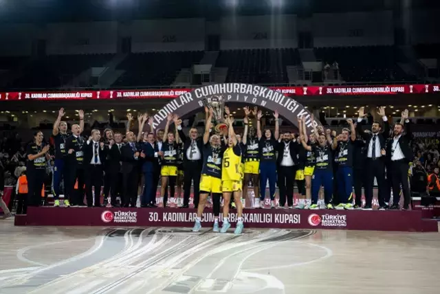 Fenerbahçe Opet şampiyonluk kupasını kaldırdı