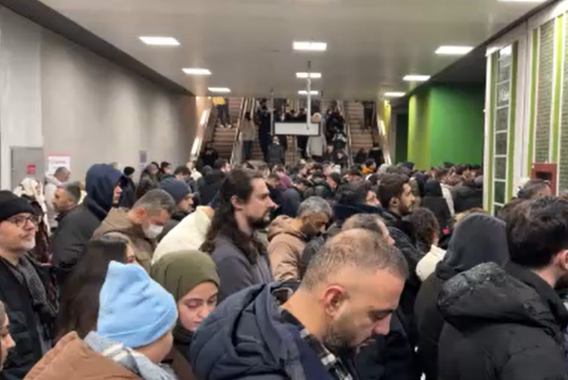 Karın etkili olduğu İstanbul'da metro istasyonunda insan seli oluştu