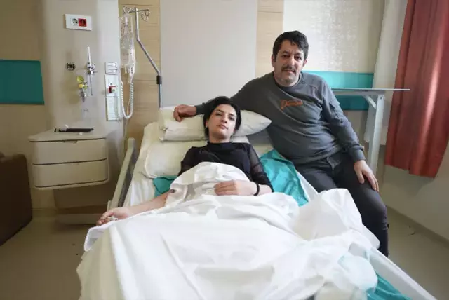 Karın ağrısı için kullandığı sıcak su torbası patlayınca genç kız hastanelik oldu