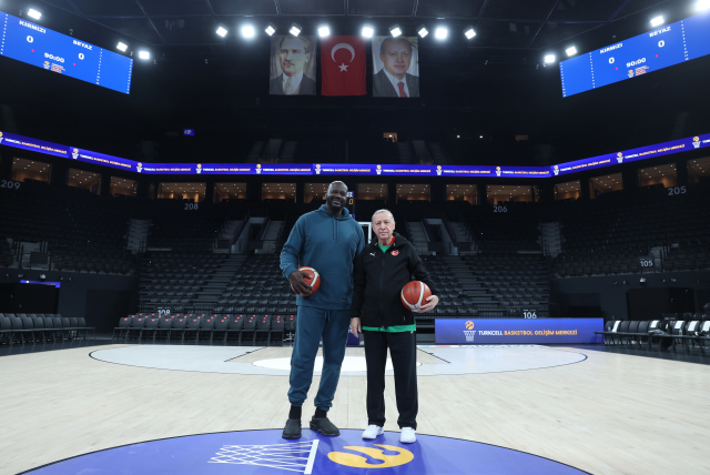 Cumhurbaşkanı Erdoğan ile basketbol oynayan Shaquille O'Neal, Türk bayraklı şapka ile video paylaştı