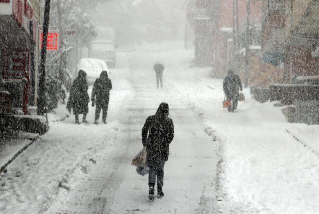 İstanbul'da beklenen kar yağışı başladı! Meteoroloji ve AKOM'dan art arda uyarılar geldi