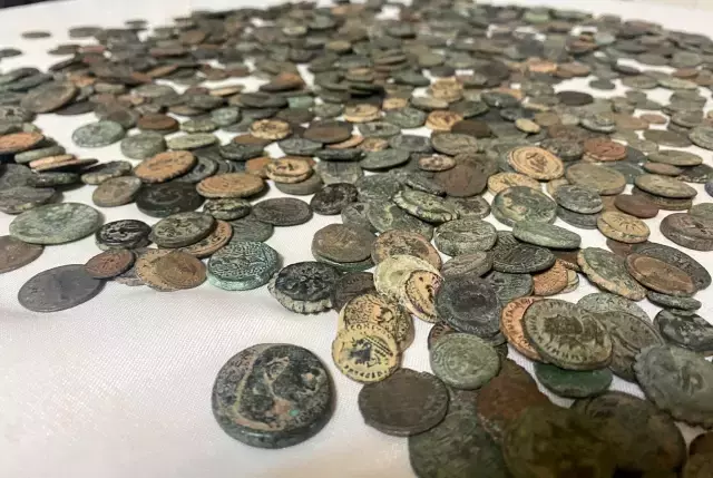 KOM'dan tarihi eser kaçakçılarına operasyon! Binlerce sikke ele geçirildi