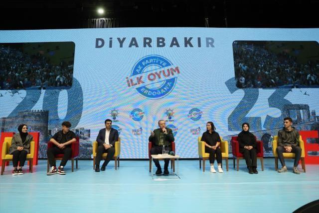 Cumhurbaşkanı Erdoğan'ın Diyarbakır'da gençlerle buluşmasında kimsenin fark etmediği detay! Adeta rakiplerine mesaj gönderdi