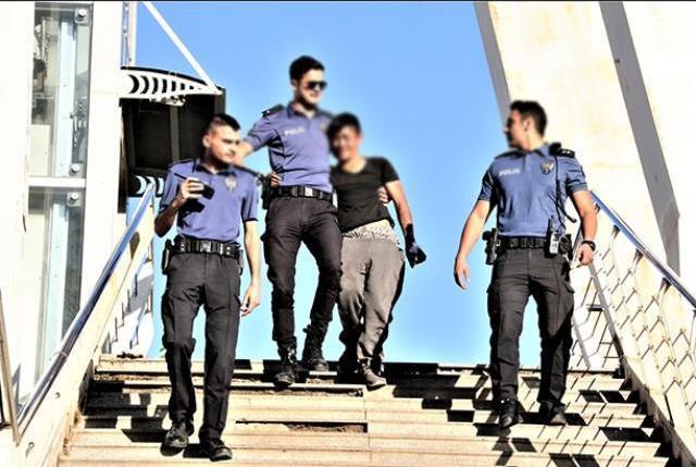 Üst geçit üzerinde intihar teşebbüsü polisin kollarında son buldu