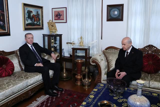 MHP lideri Bahçeli, buz gibi havaya aldırmadan Cumhurbaşkanı Erdoğan'ı böyle bekledi