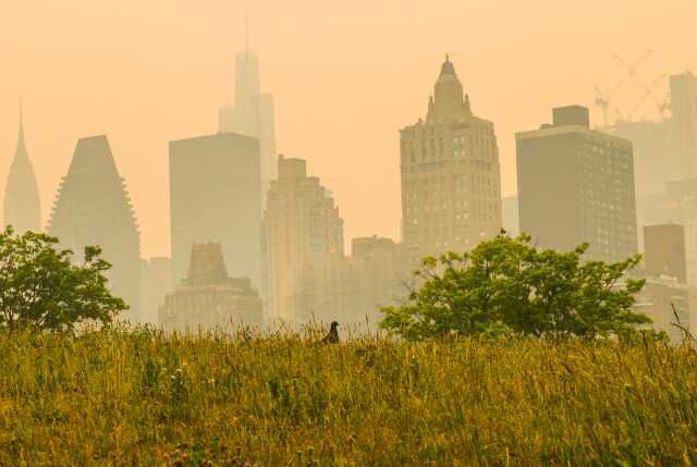 Yangından çıkan dumanlar New York'u kırmızıya çevirdi! Milyonlarca kişi nefes almakta zorlanıyor