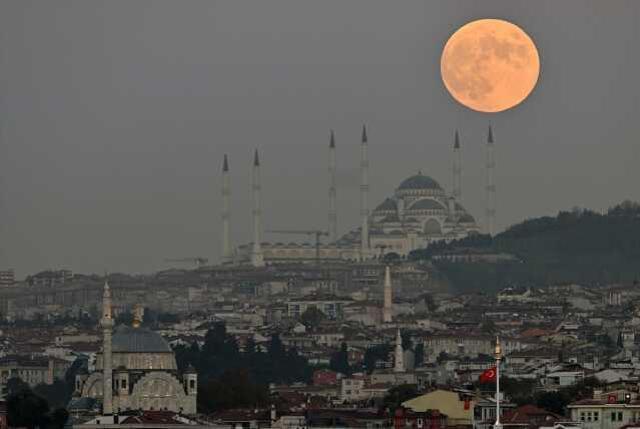 İstanbul'da Kanlı Ay Tutulması İlgiyle İzlendi