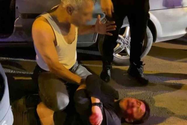 Tüfek ve satırla ev basıp haraç isteyen şahsa meydan dayağı! Yaptıklarına bin pişman ettiler