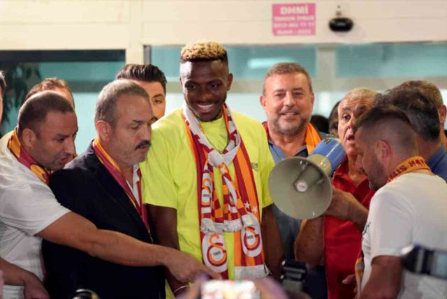 Victor Osimhen resmen Galatasaray'da! İşte kazanacağı para