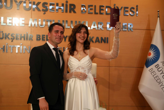 12 ay boyunca bugünü bekleyip nikah masasına oturdular