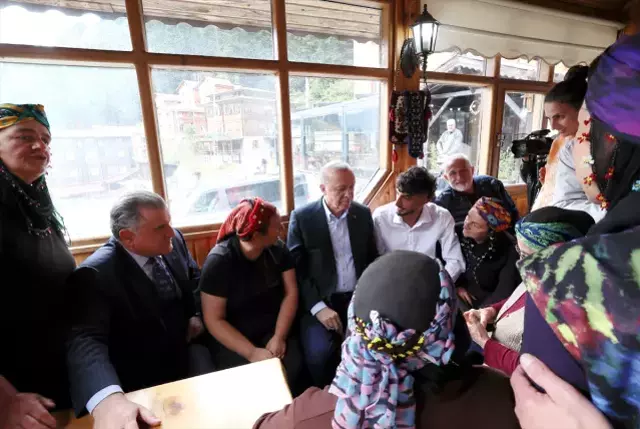 Güneysu'da vatandaşlarla sohbet eden Cumhurbaşkanı