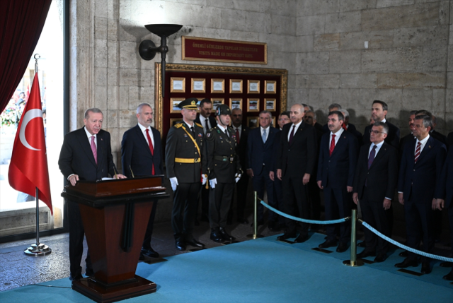 Cumhurbaşkanı Erdoğan, Anıtkabir'de! İşte Özel Defter'e yazdığı not