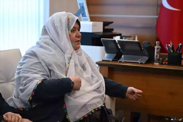 Kıyafetiyle hedef alınan Mihalgazi Belediye Başkanı Zeynep Güneş gözyaşlarını tutamadı