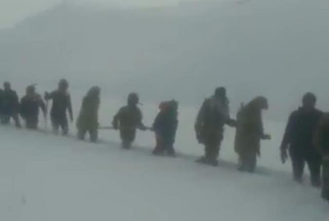 Kar yağışı ve tipi nedeniyle alınamayan şehit cenazesi için köylüler seferber oldu