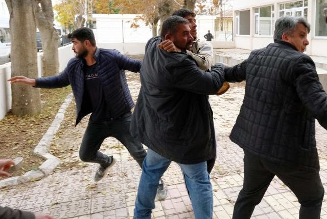 Ümit Özdağ, terör saldırısının yaşandığı Karkamış'a gitti! 40 kişilik grubun protestosuyla ortalık fena karıştı