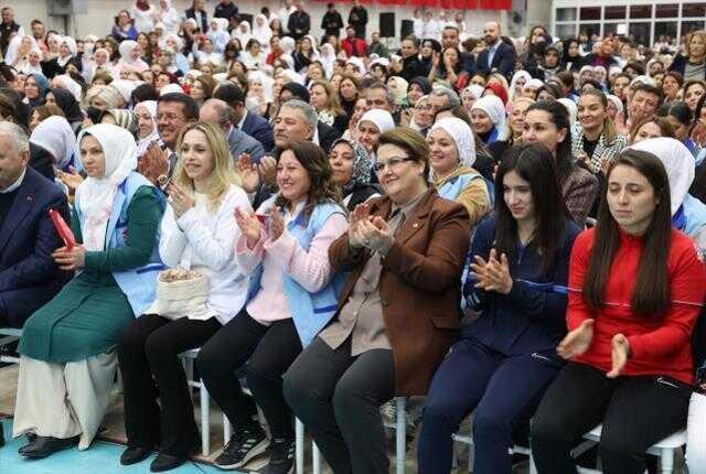 Cumhurbaşkanı Erdoğan yine mikrofonu eline aldı! Türkü söyledi, salon coştu