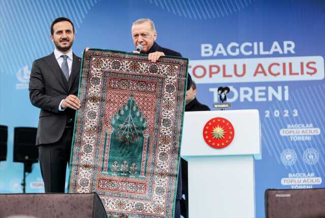 Kemal Kılıçdaroğlu'nun seccadeye ayakkabıyla bastığı yeni fotoğraf ortaya çıktı