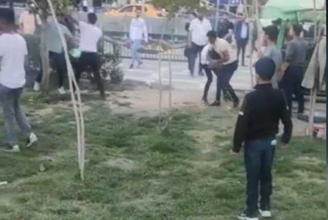 Parkta çocukları dövüp, bıçaklayıp cep telefonlarını gasp ettiler