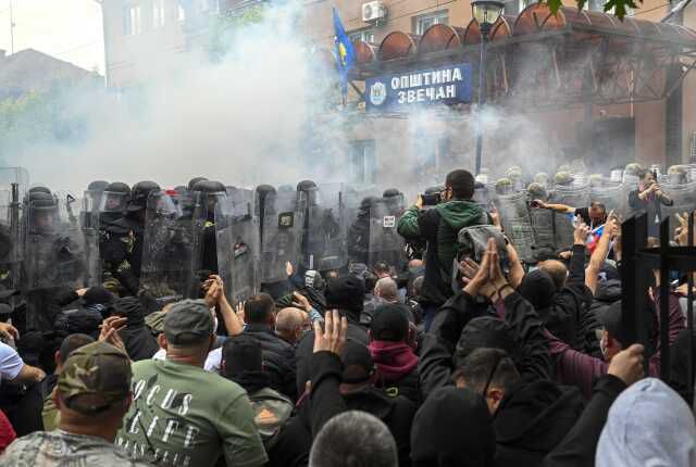 Kosova alev alev! Arnavut belediye başkanı istemeyen Sırp göstericiler güvenlik güçleriyle çatıştı: 41 NATO askeri yaralandı