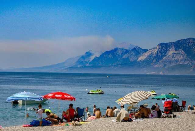 Kemer'deki Orman Yangınından Kaynaklanan Dumanlar Konyaaltı'ndan Görülebiliyor