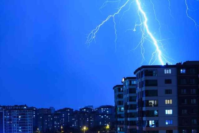 Şimşekler geceyi aydınlattı! Ankara, sağanak yağışa teslim oldu