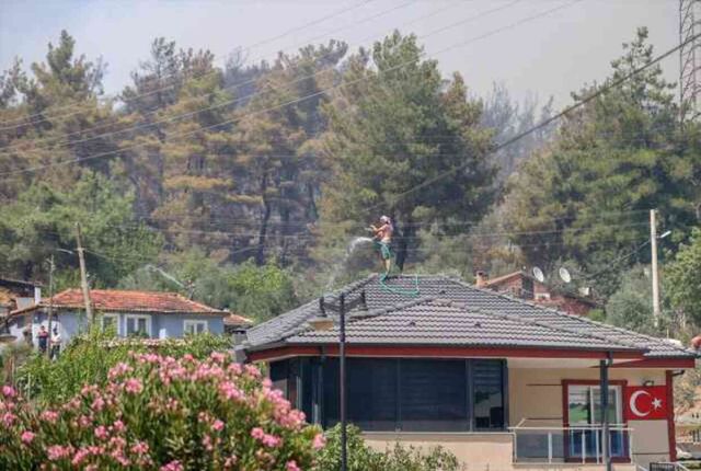 İzmir'de ormanlık alanda çıkan yangın büyüdü! Bazı evler tahliye edildi